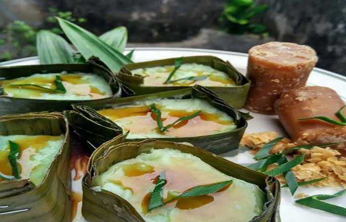 Kue Padamaran via Info Jambi, 1. Tempoyak, 2. Gulai Tepek Ikan, 3. Daging masak itam, 4. Sup Tulang, 5. Nasi Gemuk, 6. Dodol nanas, 7. Kue Srikaya, 8. Jus pinang, 9. Dodol kentang Kerinci, 10. Gandus, 11. Kue Padamaran, 12. Kue Kubang Boyo, 13. Kue Burgo, 14. Kue Muso, 15. Pempek Sambal, 16. Gulai Terjun, 17. Mie Celor, 18. Kerutup Ikan, 19. Lempok Durian, 20. Bolu Kojo, 21. Kue Putri Kandis, 22. Rambutan Goreng