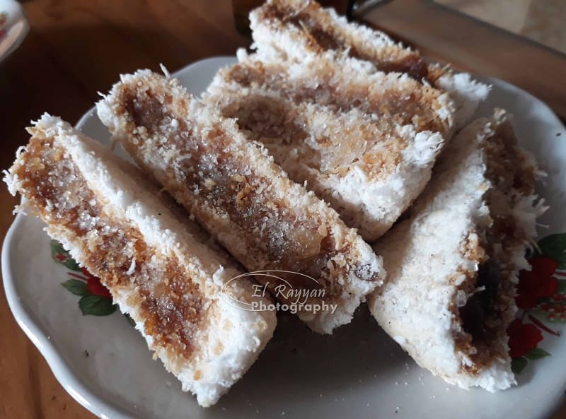 Kue Rangai via Kompasiana, 1. Soto Banjar, 2. Sop Banjar, 3. Nasi Kuning Banjar, 4. Gangan Paliat, 5. Mandai, 6. Nasi Itik Gambut, 7. Kue Bingka, 8. Apam Barabai, 9. Ketupat Kandangan, 10. Lontong Orari, 11. Ayam Cincane, 12. Habang Banjar, 13. Cacapan Asam, 14. Sayur Kambang Tigarun, 15. Ipau, 16. Laksa, 17. Amparan tatak, 18. Kalangkala, 19. Dodol Kandangan, 20. Lamang, 21. Gangan Asam Banjar, 22. Iwak Pakasam, 23. Gangan humbut, 24. Sate tulang, 25. Sate Payau, 26. Bubur Baayak, 27. Sop Mutiara, 28. Apam Batil, 29. Kue Rangai, 30. Brownies Labu, 31. Sambal Acan, 32. Hekeng, 33. Ikan Patin Baubar, 34. Ikan Seluang Goreng, 35. Otak-Otak Ikan Pipih