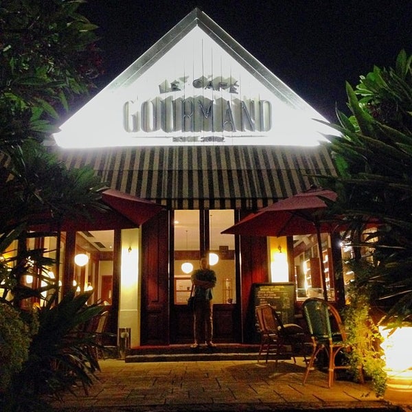 La Cafe Gourmand via Fpursquare, 1. Cafe Liberia, Cafe Jendela Dunia, 2. Noach Cafe And Bistro Suasana Elegan Nan Alami, 3. Singgah di G-Walk Bikin Kamu Jadi Betah, 4. Indahnya Taman Pelangi yang Warna-warni, 5. Jembatan Suramadu, Jembatan Terpanjang Se-Asia Tenggara, 7. Kudos Cafe, 8. Our Bar, 9. Rolag Coffee Surabaya, 10. Cafe dePanji Surabaya, 11. Food Festival Pakuwon City, 12. SAS Cafe &amp; Resto, 13. Libby Bistro, 14. De Javu, 15. La Cafe Gourmand, 16. Cakcuk Cafe