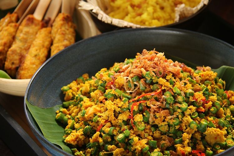 Lawar Kuning via Shutterstock, 1. Ayam Betutu, 2. Serombotan, 3. Nasi Jinggo, 4. Sate Lilit, 5. Lawar, 6. Loloh, 7. Tambring, 8. Timbungan, 10. Rujak Kuah Pindang dan Rujak Bulung, 11. Tipat Blayag, 12. Nasi Campur Bali, 13. Nasi Tepeng, 14. Laklak, 15. Blayag Raja, 16. Bagiak Khas Bali