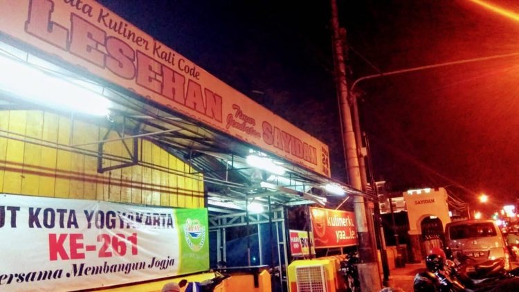 Lesehan Sayidan , 1. Warung Spesial Sambal (SS), 2. Lesehan  Aldan, 3. Nasi Goreng Pak Sular, 4. Gudeg  Mercon Bu Tinah, 5. Mie Ayam Tumini, 6. Ayam Geprek Bu Rum, 7. Ngudi Rejeki, 8. Kantin Bu Siti (Tutup), 9. Kedai Rakjat Djelata, 10. Burjonan, 11. Gudeg Yu Djum Wijilan 167, 12. Rumah Makan Gudeg Pawon, 13. Bong Kopitown, 14. Oseng-Oseng Mercon Bu Narti, 15. Bungong Jeumpa, 16. Secret Garden Coffee dan Chocolate, 17. Lesehan Sayidan , 18. SGPC Bu Wiryo 1959, 19. Angkringan Kopi Jos Lik Man, 20. Tahu Gimbal Pak Yono, 21. Bakmi Mbah Gito, 22. Angkringan Pak Jabrik, 23. Tempo Gelato Prawirotaman, 24. Banyu Mili Resto, 25. Angkringan KR, 26. Sate klatak pak Bari, 27. House of Raminten, 28. Soto Ayam Pak Man, 29. Spesial Sambal Bawang Mas Kobis, 30. Coto Makassar La Capila, 31. Saoto Bathok Mbah Katro