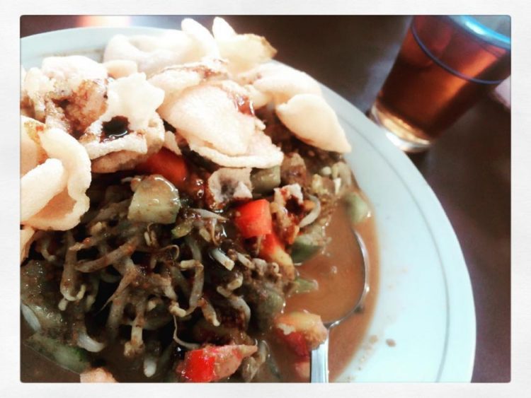 Lontong Petis via IG @ardhian_aja, 1. Bakso Lumajang, 2. Teh Kocok Khas Lumajang, 3. Acar Mentimun Khas Lumajang, 4. Lontong Petis, 5. Telur Dadar Tahu, 6. Kue Latok, 7. Keripik Pisang, 8. Pecel Godong Telo, 9. Cilok Mercon, 10. Kue Lupis, 11. Tape Pisang, 12. Martabak Petis, 13. Rujak Otek, 14. Bakso Bumbu Rujak, 15. Bledus, 16. Ketan Koro