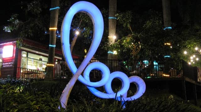 Loop via Wibiyanatravels.blogspotcoid, 1. Alun – Alun Surabaya, 2. G-Walk, 4. Patung Sura dan Baya, 5. Pasar Malam Kodam Brawijaya, 6. Taman Pelangi, 7. Jembatan Suramadu, 8. Surabaya North Quay, 9. Food Festival Pakuwon City, 10. Patung Suro Boyo Skate &amp; BMX Park, 11. Taman Apsari, 12. Taman Bungkul, 13. Monumen Bambu Runcing, 14. Taman Prestasi Surabaya, 15. House of Sampoerna (Tutup Sementara), 16. Danau Angsa Pakuwon City, 17. Taman Kunang Kunang, 18. Kota Tua Surabaya, 19. Taman Mundu – Taman 10 Nopember, 20. Wisata Perahu Kalimas, 21. Taman Mayangkara, 22. Taman Surya, 23. Kya Kya Surabaya, 24. Taman Persahabatan Korea, 25. Taman Hiburan Rakyat, 26. Taman AIS Nasution Surabaya, 27. Suroboyo Carnival Park (Tutup), 28. Taman Sejarah, 29. Pagoda Tian Ti, 30. Taman Lanjut Usia