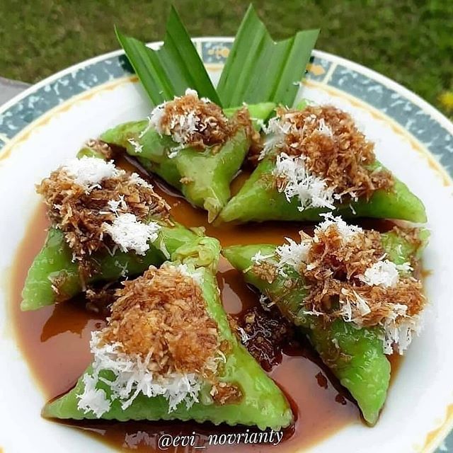 Lupis Lombok via IG @evi_novrianty, 1. Beberuk Terong, 2. Plecing Kangkung, 3. Kelaq Lebui, 4. Ayam Taliwang, 5. Sate Bulayak, 6. Sate Rembiga, 7. Sate Tanjung, 8. Bebalung, 9. Nasi Kotaraja, 10. Nasi Puyung, 11. Nasi Campur Sukaraja, 12. Kelaq Kelor, 13. Ayam Rarang, 14. Ares, 15. Dodol Rumput Laut, 16. Peyek Rumput Laut, 17. Terasi Bakar Lombok, 18. Jaje Tujak, 19. Sate Pusut, 20. Sate Pencok, 21. Kue Bantal, 22. Kelaq Batih, 23. Kelepon Kecerit, 24. Jaje Reket, 25. Lupis Lombok, 26. Nasi Balap, 27. Keripik Rumput Laut, 28. Kacang Mete Lombok, 29. Kue Keciput, 30. Serabi Laklak, 31. Tumbek, 32. Tekel, 33. Kue Kerake