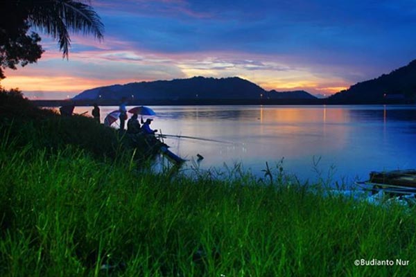 Mancing di Pinggir Waduk via IG @budianto_nur