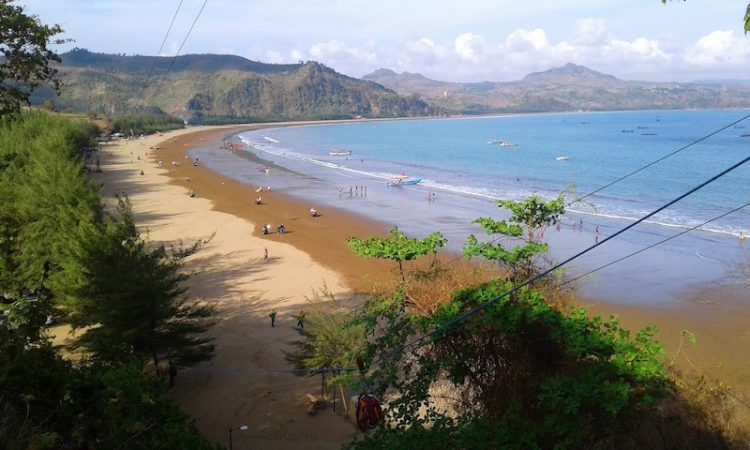 Main Flying Fox via Travelingyuk, Informasi Dasar, Pesona Pantai Gemah Tulungagung, Lokasi dan Rute Menuju Pantai Gemah, Harga Tiket dan Jam Operasional, Fasilitas di Pantai Gemah, Wahana di Pantai Gemah, Aktivitas Menarik di Pantai Gemah