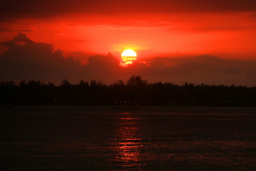 Menyaksikan matahari terbenam menjadi menu utama di Gili Meno bagian Barat, Akses ke Lokasi Wisata Gili Meno, Transportasi Ke Gili Meno Dari Bali, Biaya &amp; Waktu Kapal Penyeberangan Ke Gili Trawangan, Keunikan Obyek Wisata Gili Meno Lombok, Suasana dan Kondisi di Gili Meno Lombok, Daya Tarik Wisata Pulau Gili Meno, Pantai Gili Meno, Moda Transportasi, Infrastruktur, Aktivitas Liburan Menarik di Pulau Gili Meno