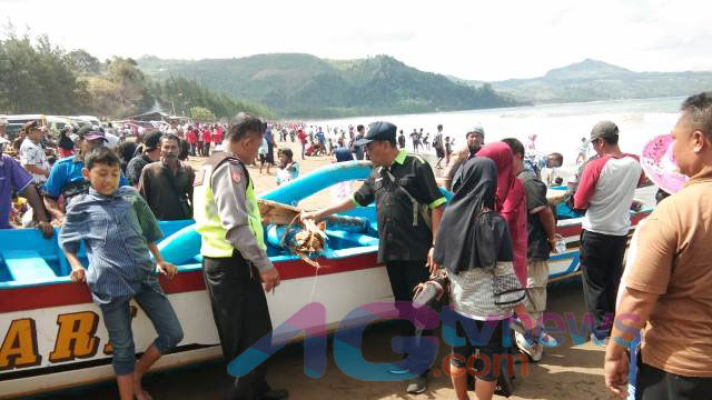 Menyewa perahu via Agtvnews, Informasi Dasar, Pesona Pantai Gemah Tulungagung, Lokasi dan Rute Menuju Pantai Gemah, Harga Tiket dan Jam Operasional, Fasilitas di Pantai Gemah, Wahana di Pantai Gemah, Aktivitas Menarik di Pantai Gemah