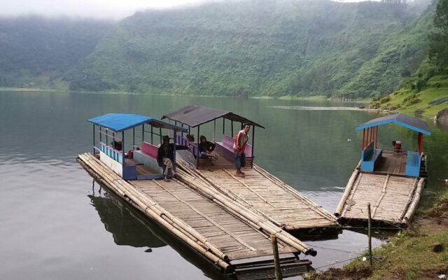 Mengelilingi danau dengan Naik Perahu. Foto Gmap: Ghina/Rosdiani, Akses Lokasi, Harga Tiket Masuk Telaga Menjer, Transportasi Menuju Kawasan Telaga Menjer, Kesejukan Dan Keunikan Telaga Menjer
