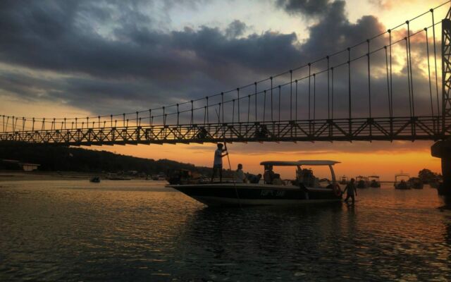 Menikmati keindahan Matahari Terbenam di Jembatan Kuning Nusa Lembongan via Google Maps @Gianina Albei, Informasi Umum, Cara Menuju Lokasi Jembatan Kuning Nusa Lembongan, Harga Tiket, Jam Operasional, Keunikan Jembatan Kuning Nusa Ceningan, Jembatan Cinta, Jembatan Kuning Nusa Lembongan, Mengenal Yellow Bridge, Jembatan Ikonik Penghubung Dua Pulau Indah, Menyempatkan diri Berfoto di Yellow Bridge, Yellow Bridge Pernah Ambruk, Jembatan Kuning Tersambung Kembali