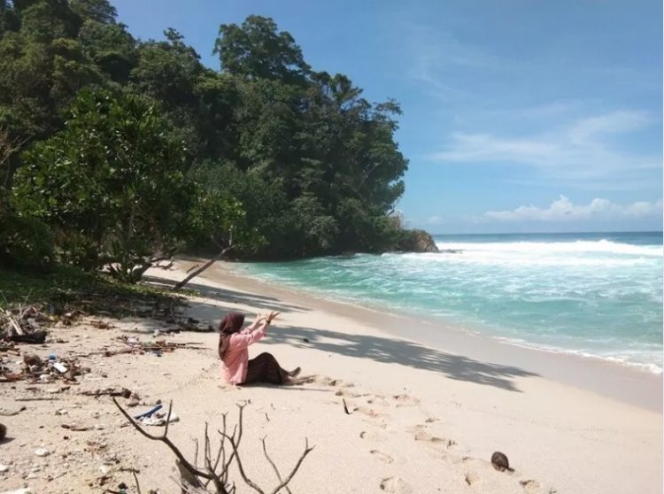 Menikmati pesona hamparan pasir putih yang bersih via Google Maps @Citra Marmer Tulungagung, Informasi Umum, Lokasi Pantai, Rute Terbaik Menuju Pantai Ngalur Tulungagung, Harga Tiket Masuk Pantai Ngalur, Keindahan Pantai Ngalur, Aktivitas Seru di Objek Wisata Pantai Ngalur, Fasilitas Pantai Ngalur