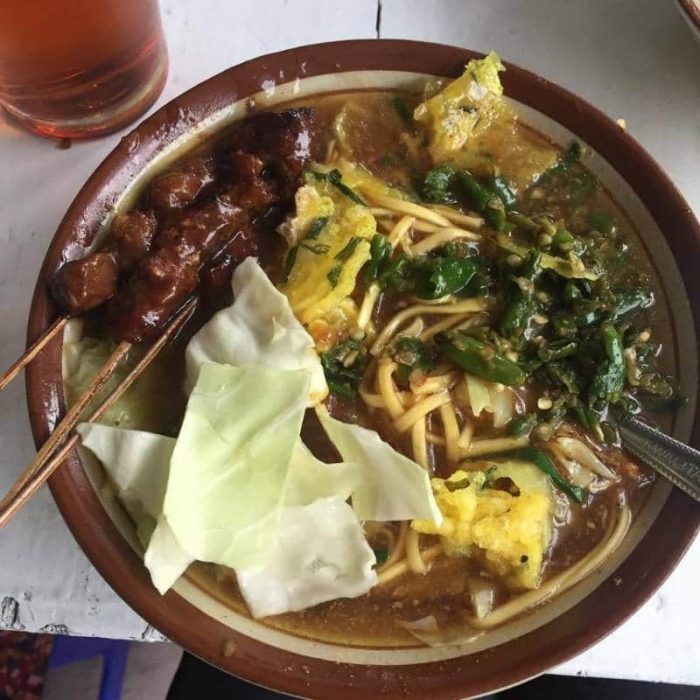 Mie Ongklok, 1. Mie Ongklok, 2. Aneka Olahan Carica, 3. Sagon, 4. Purwaceng, 5. Opak Singkong, 6. Tempe Kemul, 7. Keripik Jamur, 8. Kacang Dieng, 9. Nasi Megono, 10. Dendeng Gepuk, 11. Kue Pepe Wonosobo, 12. Cenil, 13. Soto Golak, 14. Kue Serabi Dieng, 15. Geblek