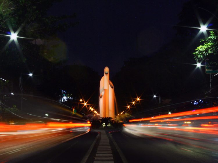 Monumen Bambu Runcing, 1. Alun – Alun Surabaya, 2. G-Walk, 4. Patung Sura dan Baya, 5. Pasar Malam Kodam Brawijaya, 6. Taman Pelangi, 7. Jembatan Suramadu, 8. Surabaya North Quay, 9. Food Festival Pakuwon City, 10. Patung Suro Boyo Skate &amp; BMX Park, 11. Taman Apsari, 12. Taman Bungkul, 13. Monumen Bambu Runcing, 14. Taman Prestasi Surabaya, 15. House of Sampoerna (Tutup Sementara), 16. Danau Angsa Pakuwon City, 17. Taman Kunang Kunang, 18. Kota Tua Surabaya, 19. Taman Mundu – Taman 10 Nopember, 20. Wisata Perahu Kalimas, 21. Taman Mayangkara, 22. Taman Surya, 23. Kya Kya Surabaya, 24. Taman Persahabatan Korea, 25. Taman Hiburan Rakyat, 26. Taman AIS Nasution Surabaya, 27. Suroboyo Carnival Park (Tutup), 28. Taman Sejarah, 29. Pagoda Tian Ti, 30. Taman Lanjut Usia