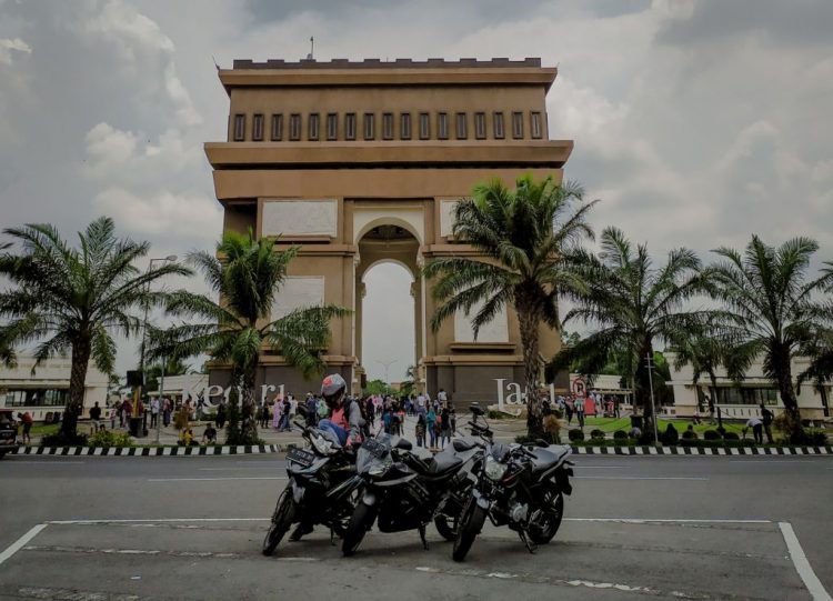 Monumen Simpang Lima Gumul Kediri. Foto Gmap Priyo Ari Wibowo, Lokasi Dan Tiket Masuk, Keunikan Monumen Simpang Lima Gumul Kediri, Aktivitas Seru di Monumen Simpang Lima Gumul, Sejarah Dibangun Monumen