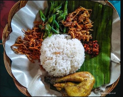 Nasi Balap via Mytrip, 1. Beberuk Terong, 2. Plecing Kangkung, 3. Kelaq Lebui, 4. Ayam Taliwang, 5. Sate Bulayak, 6. Sate Rembiga, 7. Sate Tanjung, 8. Bebalung, 9. Nasi Kotaraja, 10. Nasi Puyung, 11. Nasi Campur Sukaraja, 12. Kelaq Kelor, 13. Ayam Rarang, 14. Ares, 15. Dodol Rumput Laut, 16. Peyek Rumput Laut, 17. Terasi Bakar Lombok, 18. Jaje Tujak, 19. Sate Pusut, 20. Sate Pencok, 21. Kue Bantal, 22. Kelaq Batih, 23. Kelepon Kecerit, 24. Jaje Reket, 25. Lupis Lombok, 26. Nasi Balap, 27. Keripik Rumput Laut, 28. Kacang Mete Lombok, 29. Kue Keciput, 30. Serabi Laklak, 31. Tumbek, 32. Tekel, 33. Kue Kerake