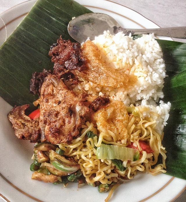 Nasi Campur Sukaraja via IG @yolawulandari, 1. Beberuk Terong, 2. Plecing Kangkung, 3. Kelaq Lebui, 4. Ayam Taliwang, 5. Sate Bulayak, 6. Sate Rembiga, 7. Sate Tanjung, 8. Bebalung, 9. Nasi Kotaraja, 10. Nasi Puyung, 11. Nasi Campur Sukaraja, 12. Kelaq Kelor, 13. Ayam Rarang, 14. Ares, 15. Dodol Rumput Laut, 16. Peyek Rumput Laut, 17. Terasi Bakar Lombok, 18. Jaje Tujak, 19. Sate Pusut, 20. Sate Pencok, 21. Kue Bantal, 22. Kelaq Batih, 23. Kelepon Kecerit, 24. Jaje Reket, 25. Lupis Lombok, 26. Nasi Balap, 27. Keripik Rumput Laut, 28. Kacang Mete Lombok, 29. Kue Keciput, 30. Serabi Laklak, 31. Tumbek, 32. Tekel, 33. Kue Kerake