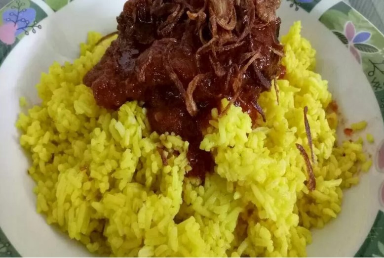 Nasi Kuning Banjar via Cookpad, 1. Soto Banjar, 2. Sop Banjar, 3. Nasi Kuning Banjar, 4. Gangan Paliat, 5. Mandai, 6. Nasi Itik Gambut, 7. Kue Bingka, 8. Apam Barabai, 9. Ketupat Kandangan, 10. Lontong Orari, 11. Ayam Cincane, 12. Habang Banjar, 13. Cacapan Asam, 14. Sayur Kambang Tigarun, 15. Ipau, 16. Laksa, 17. Amparan tatak, 18. Kalangkala, 19. Dodol Kandangan, 20. Lamang, 21. Gangan Asam Banjar, 22. Iwak Pakasam, 23. Gangan humbut, 24. Sate tulang, 25. Sate Payau, 26. Bubur Baayak, 27. Sop Mutiara, 28. Apam Batil, 29. Kue Rangai, 30. Brownies Labu, 31. Sambal Acan, 32. Hekeng, 33. Ikan Patin Baubar, 34. Ikan Seluang Goreng, 35. Otak-Otak Ikan Pipih