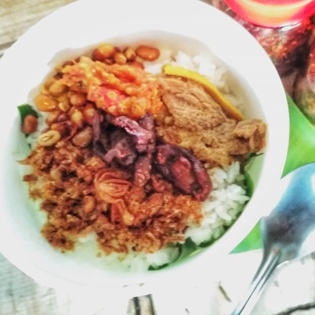 Nasi Kotaraja via IG @bambangrahmat, 1. Beberuk Terong, 2. Plecing Kangkung, 3. Kelaq Lebui, 4. Ayam Taliwang, 5. Sate Bulayak, 6. Sate Rembiga, 7. Sate Tanjung, 8. Bebalung, 9. Nasi Kotaraja, 10. Nasi Puyung, 11. Nasi Campur Sukaraja, 12. Kelaq Kelor, 13. Ayam Rarang, 14. Ares, 15. Dodol Rumput Laut, 16. Peyek Rumput Laut, 17. Terasi Bakar Lombok, 18. Jaje Tujak, 19. Sate Pusut, 20. Sate Pencok, 21. Kue Bantal, 22. Kelaq Batih, 23. Kelepon Kecerit, 24. Jaje Reket, 25. Lupis Lombok, 26. Nasi Balap, 27. Keripik Rumput Laut, 28. Kacang Mete Lombok, 29. Kue Keciput, 30. Serabi Laklak, 31. Tumbek, 32. Tekel, 33. Kue Kerake