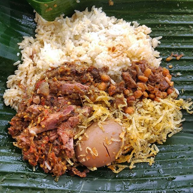Nasi Puyung via IG @dickykuliner, 1. Beberuk Terong, 2. Plecing Kangkung, 3. Kelaq Lebui, 4. Ayam Taliwang, 5. Sate Bulayak, 6. Sate Rembiga, 7. Sate Tanjung, 8. Bebalung, 9. Nasi Kotaraja, 10. Nasi Puyung, 11. Nasi Campur Sukaraja, 12. Kelaq Kelor, 13. Ayam Rarang, 14. Ares, 15. Dodol Rumput Laut, 16. Peyek Rumput Laut, 17. Terasi Bakar Lombok, 18. Jaje Tujak, 19. Sate Pusut, 20. Sate Pencok, 21. Kue Bantal, 22. Kelaq Batih, 23. Kelepon Kecerit, 24. Jaje Reket, 25. Lupis Lombok, 26. Nasi Balap, 27. Keripik Rumput Laut, 28. Kacang Mete Lombok, 29. Kue Keciput, 30. Serabi Laklak, 31. Tumbek, 32. Tekel, 33. Kue Kerake