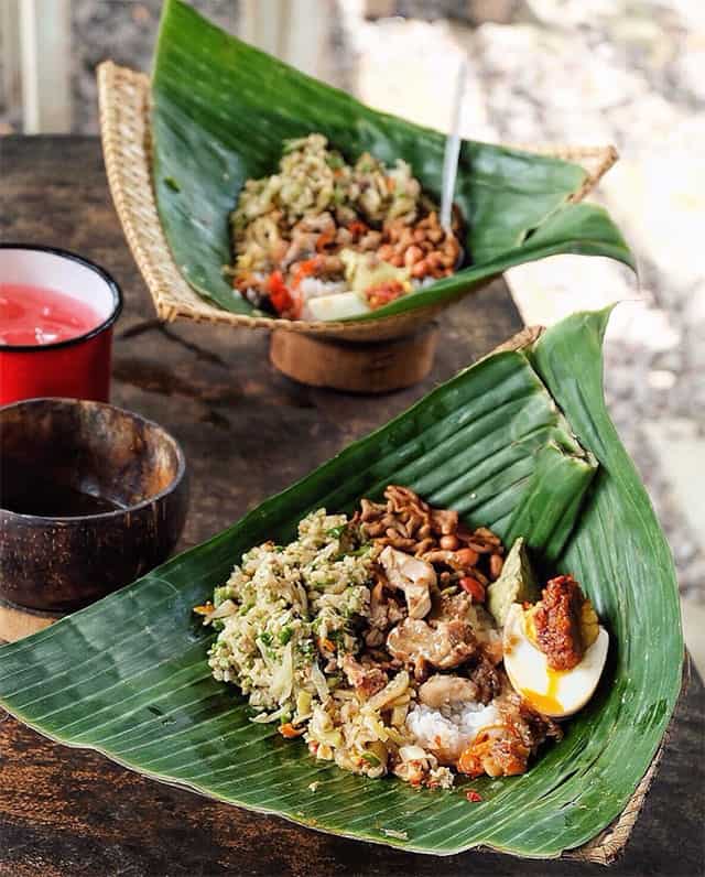 Nasi Tekor via IG @balinesefoodie, 1. Nasi Campur Bali, 2. Nasi Tepeng, 3. Ayam Betutu, 4. Bebek Goreng Kuta, 5. Tipat Blayag, 6. Lawar Kuning, 7. Sate Lilit, 8. Rujak Kuah Pindang dan Rujak Bulung, 9. Serombotan, 10. Nasi Jinggo, 11. Nasi Tekor, 12. Nasi Ayam Kadewatan Bu Mangku, 13. Bebek Bengil, 1. Bale Udang Bali Mang Engking, 2. Nasi Ayam Ibu Oki, 3. RM Ayam Betutu Ibu Nia, 4. Ayam Bakar Taliwang Baru, 5. De’dapoer Sanur, 6. Raja’s Balinese Restaurant, 7. Cafe De’dapoer Kuta, 8. Bagus All Day Dining Kuta, 9. Grand Puncak Sari 2 restaurant, 10. Ayam Betutu Bu Adi, 11. Warung Men Weti, 12. Warung Pojok, 13. Sop Ikan Warung Mak Beng, 14. Nasi Tempong Pink, 15. Warung Wardani, 16. Warung Muslim Moro Seneng