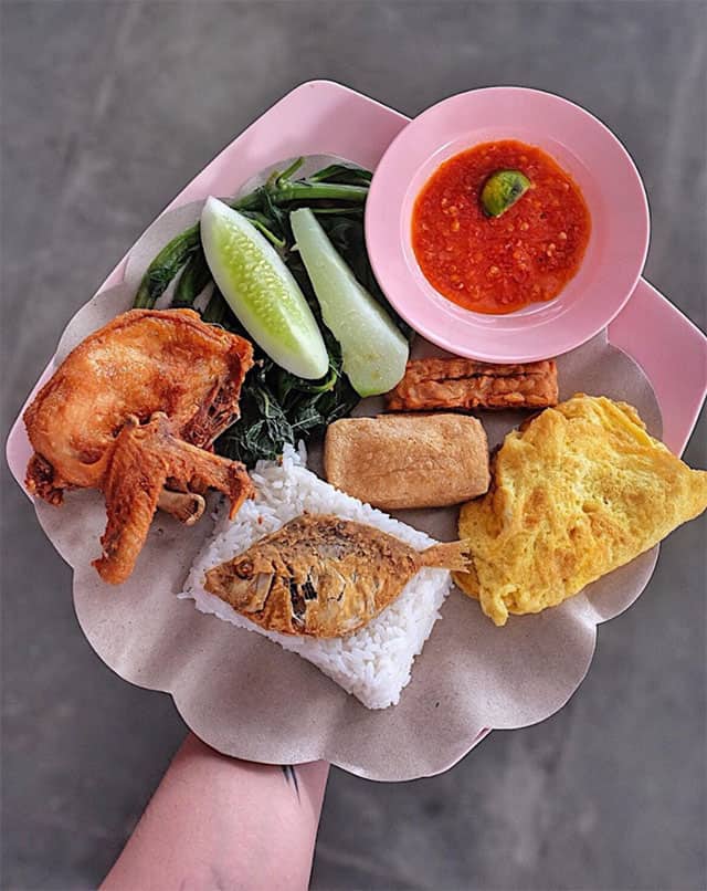 Nasi Tempong Pink via IG @henjiwong, 1. Nasi Campur Bali, 2. Nasi Tepeng, 3. Ayam Betutu, 4. Bebek Goreng Kuta, 5. Tipat Blayag, 6. Lawar Kuning, 7. Sate Lilit, 8. Rujak Kuah Pindang dan Rujak Bulung, 9. Serombotan, 10. Nasi Jinggo, 11. Nasi Tekor, 12. Nasi Ayam Kadewatan Bu Mangku, 13. Bebek Bengil, 1. Bale Udang Bali Mang Engking, 2. Nasi Ayam Ibu Oki, 3. RM Ayam Betutu Ibu Nia, 4. Ayam Bakar Taliwang Baru, 5. De’dapoer Sanur, 6. Raja’s Balinese Restaurant, 7. Cafe De’dapoer Kuta, 8. Bagus All Day Dining Kuta, 9. Grand Puncak Sari 2 restaurant, 10. Ayam Betutu Bu Adi, 11. Warung Men Weti, 12. Warung Pojok, 13. Sop Ikan Warung Mak Beng, 14. Nasi Tempong Pink, 15. Warung Wardani, 16. Warung Muslim Moro Seneng