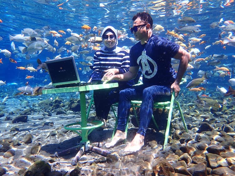 Nonton TV di Bawah Air, Informasi Umum, 4 Rute Menuju Wisata Umbul Ponggok, Harga Tiket Masuk dan Sewa Alat di Umbul Ponggok, Sejarah Umbul Ponggok Klaten, Jawa Tengah, Wisata Diving dan Snorkeling untuk Latihan, Spot Foto Unik di Dalam Air, Fasilitas, Penyewaan Fasilitas Wisata Umbul Pongok, Pesona Keindahan Umbul Pongok