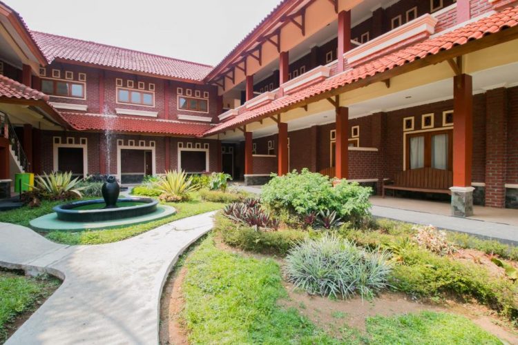 OYO 1667 Edotel SMKN 1 Pacet via Booking, 1. Metropole Hotel Puncak, 2. Agape Gunung Bakti, 3. Arimbi Cibulan Suites, 4. Hotel Ciliwung, 5. Berlian Resort, 6. Airy Eco Syariah Cisarua Lembah Nyiur 68 Bogor (Tutup), 7. Hotel Mars 91, 8. Permata Hati Resort, 9. New Laguna Resort, 10. Villa Bumi Rama, 11. Aries Biru Villa &amp; Hotel, 12. Hotel Ciloto Indah Permai Puncak, 13. RedDoorz Syariah near RSUD Cimacan, 14. OYO 1667 Edotel SMKN 1 Pacet, 15. Villa Aquarius Orange, 16. Hotel Arjuna Puncak Bogor, 17. Gumilang Hotel, 18. Villa Alamanda, 19. Villa Tiola, 20. Arra Lembah Pinus, 21. Mataram Hotel, 22. Citra Agung, 23. Villa Tunas Alam Mutiara, 24. Cisarua Indah, 25. Grand Pesona Ksatria, 26. Wisma Bintang Jadayat