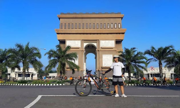 Olahraga di Simpang Lima Gumul via IG @saif_khan, Lokasi Dan Tiket Masuk, Keunikan Monumen Simpang Lima Gumul Kediri, Aktivitas Seru di Monumen Simpang Lima Gumul, Sejarah Dibangun Monumen