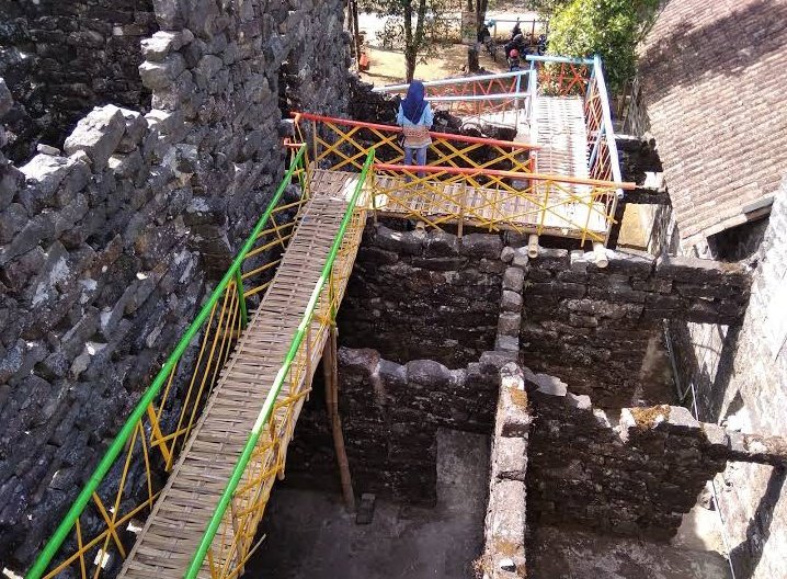 Omah Watu Ngawi via Twitter, Lokasi Omah Watu Ngawi, Kondisi Omah Watu, Keindahan Arsitektur Omah Watu, Kondisi Alam sekitar, Wisata sekitar, Hal-Hal unik yang bisa dilakukan
