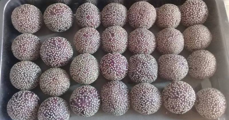 Onde-Onde Ubi Ungu via Facebook @heny.qtink, 1. Nasi kuning khas Samarinda, 2. Ayam Cincane, 3. Nasi Bekepor, 4. Daging Masak Bumi Hangus, 5. Pepes Kepiting, 6. Sate Payau, 7. Sambal Raja, 8. Bubur pedas, 9. Gence Ruan, 10. Amplang, 11. Pisang Gapit, 12. Lempok Durian, 13. Rabo Ruan, 14. Sayur Gangan Asam Kutai, 15. Bobongko, 16. Gangan Manok, 17. Sambal Gami Udang, 18. Ayam Suwir Cabai Hijau, 19. Pulut Nasi, 20. Kue Bingka Kentang, 21. Kue Gegicak, 22. Really Cake, 23. Kue Ilat Sapi, 24. Onde-Onde Ubi Ungu, 25. Bubur Gunting, 26. Mie Hijau, 27. Brownies Batubara, 28. Bolu Gulung Jenebora