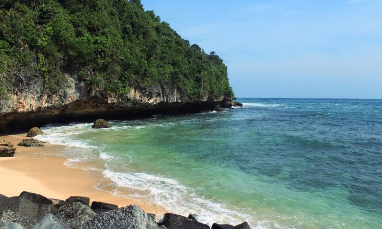 Pantai Sadeng, 1. Pantai Pulang Sawal, 2. Pantai Pok Tunggal, 3. Pantai Wedi Ombo, 4. Pantai Siung, 5. Pantai Kukup, 6. Pantai Sundak, 7. Pantai Baron, 8. Pantai Sepanjang, 9. Pantai Sadranan, 10. Pantai Ngobaran, 11. Pantai Parangtritis, 12. Pantai Nglambor, 13. Pantai Drini, 14. Pantai Wediombo, 15. Pantai Glagah, 16. Pantai Jogan, 17. Pantai Krakal, 18. Pantai Depok, 19. Pantai Ngrenehan, 20. Pantai Parangkusumo, 21. Pantai Timang, 22. Pantai Nguluran, 23. Pantai Watu Kodok, 24. Pantai Pandansari, 25. Pantai Kesirat, 26. Pantai Goa Cemara, 27. Pantai Pasir Kadilangu, 28. Pantai Sadeng, 29. Pantai Jungwok