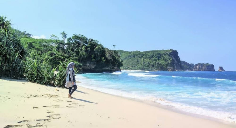 Pantai Sanggar via IG @angginrahmah, Informasi Umum, Lokasi Pantai, Rute Menuju Lokasi, Fasilitas yang Tersedia, Keunikan Pantai, Daya Tarik Objek Wisata Pantai Sanggar Tulungagung, Tips Berkunjung