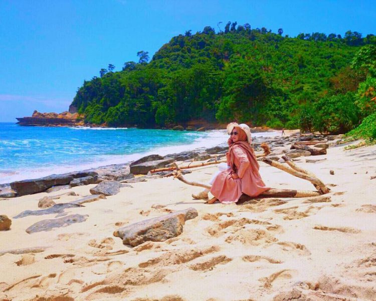 Pantai-Sanggar, Informasi Umum, Lokasi Pantai, Rute Menuju Lokasi, Fasilitas yang Tersedia, Keunikan Pantai, Daya Tarik Objek Wisata Pantai Sanggar Tulungagung, Tips Berkunjung