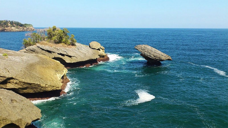 Pantai Popoh yang merupakan salah satu wisata pantai yang ada Provinsi di Jawa Timur, Lokasi Dan Harga Tiket Pantai Popoh Tulungagung, Rute Menuju Lokasi Pantai Popoh Tulungagung, Aktivitas Seru di Pantai Popoh Tulungagung, Keunikan Pantai Popoh Tulungagung, Infrastruktur di Pantai Popoh Tulungagung