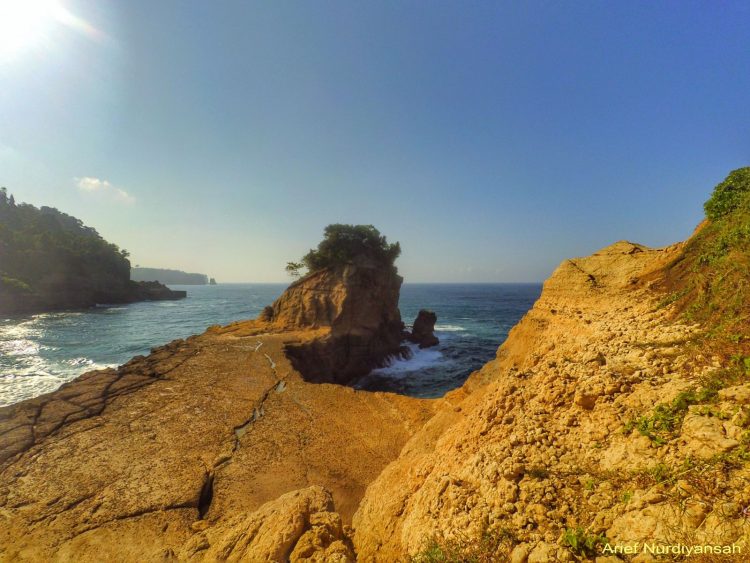 Pantai Pathok Gebang dari atas Foto by Arief Nurdiyansah, Keistimewaan dan Daya Tarik Pantai Pathok Gebang, Fasilitas, Lokasi dan Harga Tiket Masuk Pantai Pathok Gebang, Tips Liburan