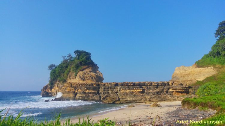 Pantai Pathok Gebang dari samping Foto by Aried Nurdiyansah, Keistimewaan dan Daya Tarik Pantai Pathok Gebang, Fasilitas, Lokasi dan Harga Tiket Masuk Pantai Pathok Gebang, Tips Liburan