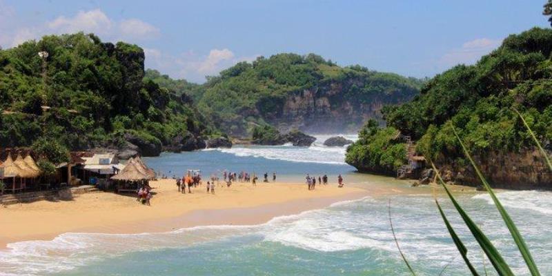 Pantai Watu Kodok, 1. Pantai Pulang Sawal, 2. Pantai Pok Tunggal, 3. Pantai Wedi Ombo, 4. Pantai Siung, 5. Pantai Kukup, 6. Pantai Sundak, 7. Pantai Baron, 8. Pantai Sepanjang, 9. Pantai Sadranan, 10. Pantai Ngobaran, 11. Pantai Parangtritis, 12. Pantai Nglambor, 13. Pantai Drini, 14. Pantai Wediombo, 15. Pantai Glagah, 16. Pantai Jogan, 17. Pantai Krakal, 18. Pantai Depok, 19. Pantai Ngrenehan, 20. Pantai Parangkusumo, 21. Pantai Timang, 22. Pantai Nguluran, 23. Pantai Watu Kodok, 24. Pantai Pandansari, 25. Pantai Kesirat, 26. Pantai Goa Cemara, 27. Pantai Pasir Kadilangu, 28. Pantai Sadeng, 29. Pantai Jungwok