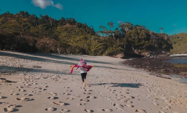 Pantai berpasir putih via IG @mauliddianaaw, Informasi Umum, Lokasi Pantai, Rute Menuju Lokasi, Fasilitas yang Tersedia, Keunikan Pantai, Daya Tarik Objek Wisata Pantai Sanggar Tulungagung, Tips Berkunjung