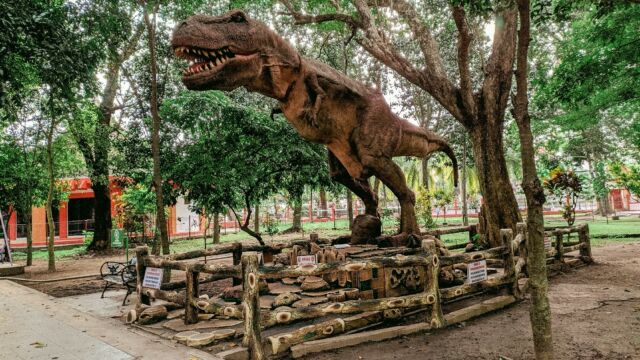 Patung Dinosaurus yang bisa Bergerak di Taman Kebon Rojo Blitar. Foto Google Maps Kebon Rojo Park, Lokasi Taman Kebon Rojo, Harga Tiket Masuk Taman Kebon Rojo, Fasilitas Di Kebonrojo, Pesona Taman Kebon Rojo, Hunting Foto di Taman Kebon Rojo Blitar Kekinian, Tips Berlibur Ke Taman Kebon Rojo