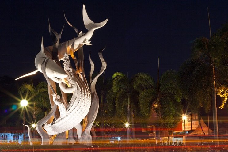Patung Sura dan Buaya, 1. Alun – Alun Surabaya, 2. G-Walk, 4. Patung Sura dan Baya, 5. Pasar Malam Kodam Brawijaya, 6. Taman Pelangi, 7. Jembatan Suramadu, 8. Surabaya North Quay, 9. Food Festival Pakuwon City, 10. Patung Suro Boyo Skate &amp; BMX Park, 11. Taman Apsari, 12. Taman Bungkul, 13. Monumen Bambu Runcing, 14. Taman Prestasi Surabaya, 15. House of Sampoerna (Tutup Sementara), 16. Danau Angsa Pakuwon City, 17. Taman Kunang Kunang, 18. Kota Tua Surabaya, 19. Taman Mundu – Taman 10 Nopember, 20. Wisata Perahu Kalimas, 21. Taman Mayangkara, 22. Taman Surya, 23. Kya Kya Surabaya, 24. Taman Persahabatan Korea, 25. Taman Hiburan Rakyat, 26. Taman AIS Nasution Surabaya, 27. Suroboyo Carnival Park (Tutup), 28. Taman Sejarah, 29. Pagoda Tian Ti, 30. Taman Lanjut Usia