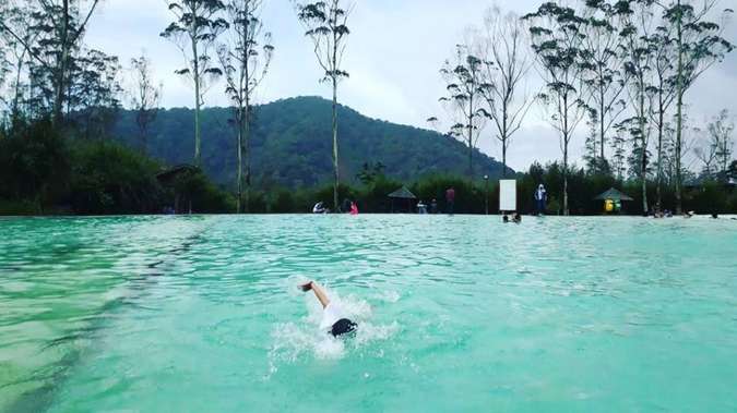 Pemandian Air Panas Kampung Cai via IG @rezqiaqilan, 1. Ciwidey Lembah Waterpark Resort Yang Paling Lengkap, 2. Gracia Spa Resort, Berasa di Negeri Dongeng, 3. Sari Ater Hotel & Resort Yang Terfavorit, 4. Ciater Spa dan Resort, Tempat Alternatif Pengobatan Sakit Kronis, 5. Ciater Hot Spring, Ratunya Pemandian Air Panas Alami, 6. Ciwalini Hot Spring, Memadukan Air Panas Dengan Kebun Teh, 7. Cimanggu Hot Spring, Terapi Air Seperti Burung Hantu, 8. Sabda Alam Resort Berasa di Venice, 9. Puncak Darajat, Puncaknya Air Panas Terindah, 10. Air Panas Cibolang, Surganya Air Panas di Daerah Terpencil, 11. Pemandian Air Panas Maribaya, 12. Pemandian Air Panas Kampung Cai, 13. Kolam Air Panas Emte Highland Resort, 14. Pemandian Cipanas Nagrak Parongpong, 15. Pemandian Air Panas Saguling, 16. Pemandian air panas Kawah Rengganis Cibuni