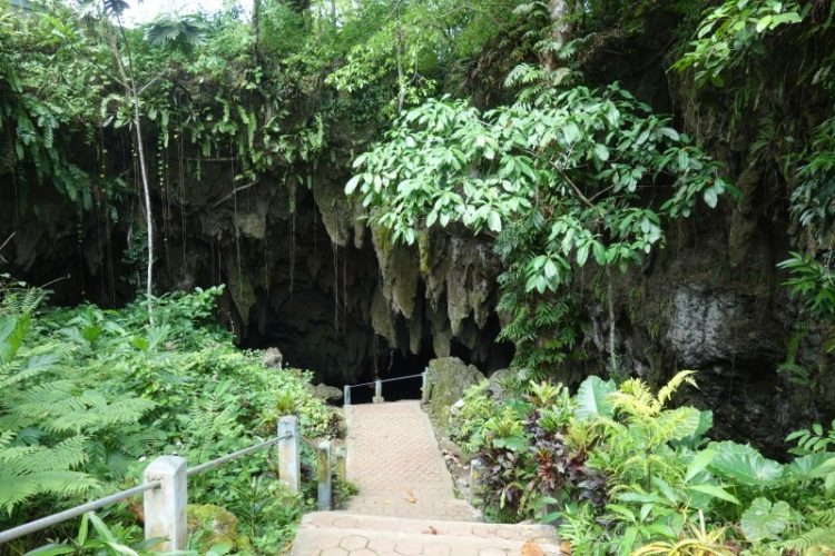 Penampakan mulut gua via Keicarescom, Akses Menuju Lokasi Wisata Gua Hawang, Keunikan dan Mitos Gua Hawang Kei, Legenda Masyarakat, Suasana Gua Hawang Kei, Saking Jernihnya, Anda bisa Melihat Dasarnya, Penampakan Mulut Gua, Angker, tapi menggoda untuk direnangi, Stalagmit yang Menonjol itu Adalah Batu si Pemburu, Kolam Alami di Gua Hawang yang Cantik dan Jernih Memesona, Nikmati Menginap di Coaster Cottage
