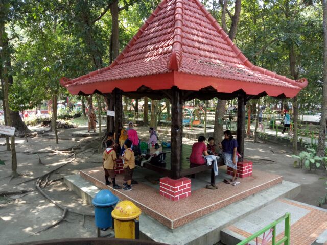 Pengunjung Berteduh dan Bersantai di Gazebo di Taman Kebon Rojo Blitar. Foto Google Maps Nano Official, Lokasi Taman Kebon Rojo, Harga Tiket Masuk Taman Kebon Rojo, Fasilitas Di Kebonrojo, Pesona Taman Kebon Rojo, Hunting Foto di Taman Kebon Rojo Blitar Kekinian, Tips Berlibur Ke Taman Kebon Rojo