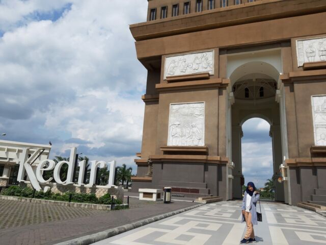Pengunjung sedang Berpose di depan Monumen SLG. Foto Gmap Rick Wicak, Lokasi Dan Tiket Masuk, Keunikan Monumen Simpang Lima Gumul Kediri, Aktivitas Seru di Monumen Simpang Lima Gumul, Sejarah Dibangun Monumen