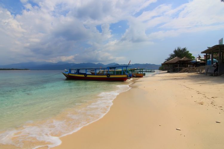 Perahu yang digunakan untuk menyebrangkan wisatawan dari Lombok menuju Gili Meno, Akses ke Lokasi Wisata Gili Meno, Transportasi Ke Gili Meno Dari Bali, Biaya &amp; Waktu Kapal Penyeberangan Ke Gili Trawangan, Keunikan Obyek Wisata Gili Meno Lombok, Suasana dan Kondisi di Gili Meno Lombok, Daya Tarik Wisata Pulau Gili Meno, Pantai Gili Meno, Moda Transportasi, Infrastruktur, Aktivitas Liburan Menarik di Pulau Gili Meno