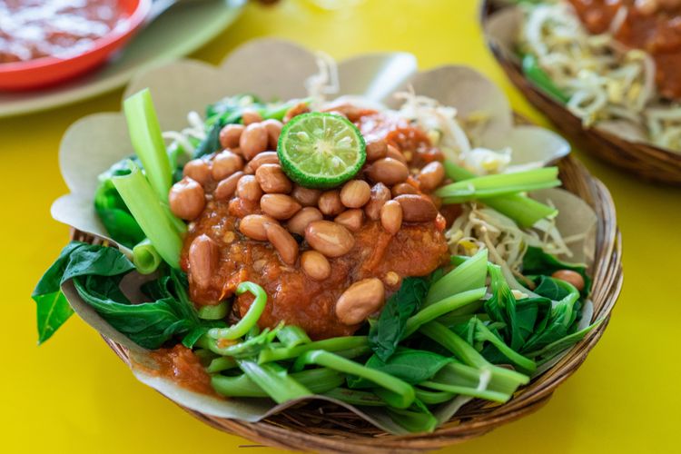 Plecing Kangkung via Shutterstock, 1. Beberuk Terong, 2. Plecing Kangkung, 3. Kelaq Lebui, 4. Ayam Taliwang, 5. Sate Bulayak, 6. Sate Rembiga, 7. Sate Tanjung, 8. Bebalung, 9. Nasi Kotaraja, 10. Nasi Puyung, 11. Nasi Campur Sukaraja, 12. Kelaq Kelor, 13. Ayam Rarang, 14. Ares, 15. Dodol Rumput Laut, 16. Peyek Rumput Laut, 17. Terasi Bakar Lombok, 18. Jaje Tujak, 19. Sate Pusut, 20. Sate Pencok, 21. Kue Bantal, 22. Kelaq Batih, 23. Kelepon Kecerit, 24. Jaje Reket, 25. Lupis Lombok, 26. Nasi Balap, 27. Keripik Rumput Laut, 28. Kacang Mete Lombok, 29. Kue Keciput, 30. Serabi Laklak, 31. Tumbek, 32. Tekel, 33. Kue Kerake