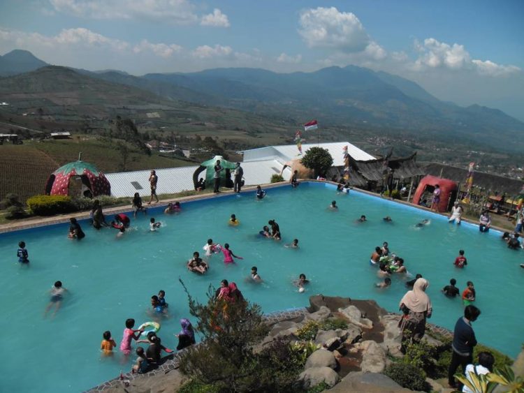 Puncak Darajat, Puncaknya Air Panas Terindah via Kompasiana, 1. Ciwidey Lembah Waterpark Resort Yang Paling Lengkap, 2. Gracia Spa Resort, Berasa di Negeri Dongeng, 3. Sari Ater Hotel & Resort Yang Terfavorit, 4. Ciater Spa dan Resort, Tempat Alternatif Pengobatan Sakit Kronis, 5. Ciater Hot Spring, Ratunya Pemandian Air Panas Alami, 6. Ciwalini Hot Spring, Memadukan Air Panas Dengan Kebun Teh, 7. Cimanggu Hot Spring, Terapi Air Seperti Burung Hantu, 8. Sabda Alam Resort Berasa di Venice, 9. Puncak Darajat, Puncaknya Air Panas Terindah, 10. Air Panas Cibolang, Surganya Air Panas di Daerah Terpencil, 11. Pemandian Air Panas Maribaya, 12. Pemandian Air Panas Kampung Cai, 13. Kolam Air Panas Emte Highland Resort, 14. Pemandian Cipanas Nagrak Parongpong, 15. Pemandian Air Panas Saguling, 16. Pemandian air panas Kawah Rengganis Cibuni