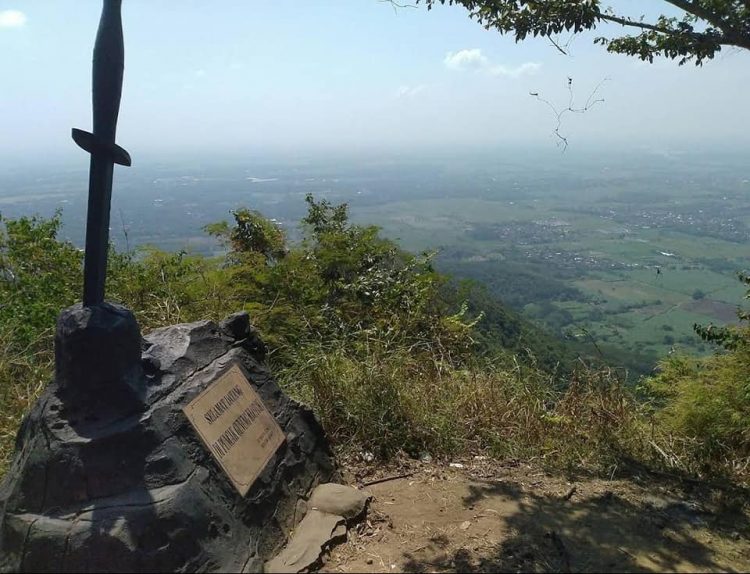 Puncak Klop Gunung Klotok via Facebook, Lokasi Dan Harga Tiket Berkunjung Ke Gunung Klotok Kediri, Rute Menuju Wisata Gunung Klotok Kediri, Transportasi Menuju Gunung Klotok Kediri, Fasilitas Wisata, Daya Tarik Wisatawan Terhadap Gunung Klotok Kediri, Tips Mengunjung Gunung Klotok Kediri