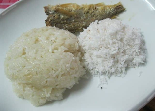 Pulut Nasi via Aidahjune.blogspotcoid, 1. Nasi kuning khas Samarinda, 2. Ayam Cincane, 3. Nasi Bekepor, 4. Daging Masak Bumi Hangus, 5. Pepes Kepiting, 6. Sate Payau, 7. Sambal Raja, 8. Bubur pedas, 9. Gence Ruan, 10. Amplang, 11. Pisang Gapit, 12. Lempok Durian, 13. Rabo Ruan, 14. Sayur Gangan Asam Kutai, 15. Bobongko, 16. Gangan Manok, 17. Sambal Gami Udang, 18. Ayam Suwir Cabai Hijau, 19. Pulut Nasi, 20. Kue Bingka Kentang, 21. Kue Gegicak, 22. Really Cake, 23. Kue Ilat Sapi, 24. Onde-Onde Ubi Ungu, 25. Bubur Gunting, 26. Mie Hijau, 27. Brownies Batubara, 28. Bolu Gulung Jenebora