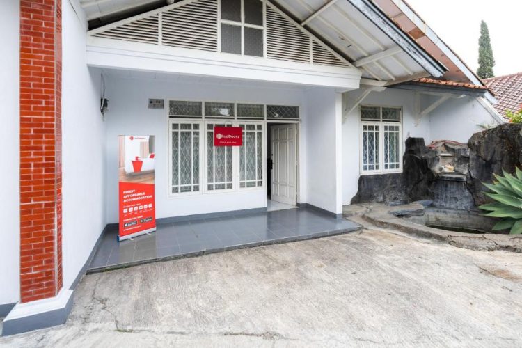 RedDoorz Syariah near RSUD Cimacan, 1. Metropole Hotel Puncak, 2. Agape Gunung Bakti, 3. Arimbi Cibulan Suites, 4. Hotel Ciliwung, 5. Berlian Resort, 6. Airy Eco Syariah Cisarua Lembah Nyiur 68 Bogor (Tutup), 7. Hotel Mars 91, 8. Permata Hati Resort, 9. New Laguna Resort, 10. Villa Bumi Rama, 11. Aries Biru Villa &amp; Hotel, 12. Hotel Ciloto Indah Permai Puncak, 13. RedDoorz Syariah near RSUD Cimacan, 14. OYO 1667 Edotel SMKN 1 Pacet, 15. Villa Aquarius Orange, 16. Hotel Arjuna Puncak Bogor, 17. Gumilang Hotel, 18. Villa Alamanda, 19. Villa Tiola, 20. Arra Lembah Pinus, 21. Mataram Hotel, 22. Citra Agung, 23. Villa Tunas Alam Mutiara, 24. Cisarua Indah, 25. Grand Pesona Ksatria, 26. Wisma Bintang Jadayat